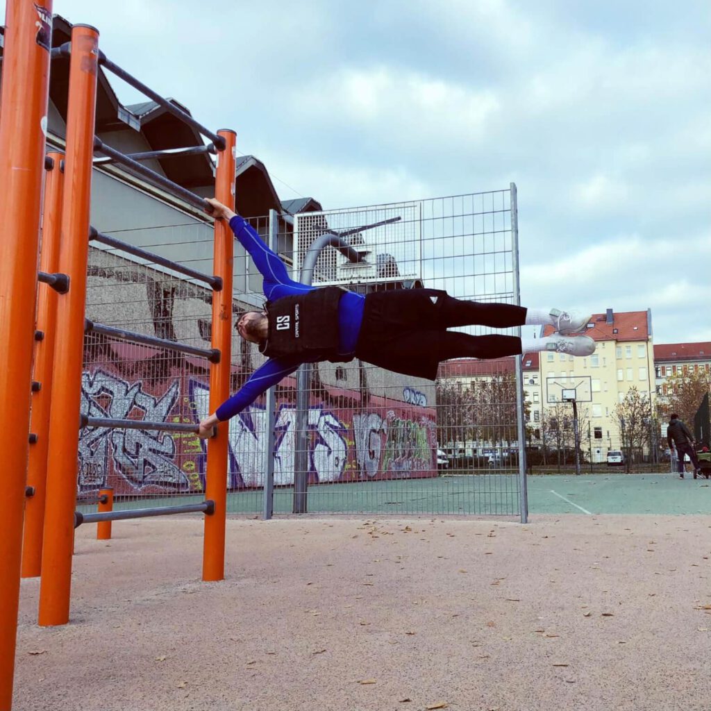 human flag mit weste gewicht calisthenics